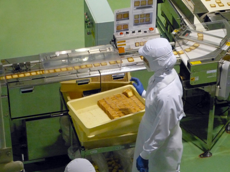 ecommerce-CAUSSOLS-min_japan_sapporo_chocolate_factory_label_packaging_cookie_machine_operator-961505